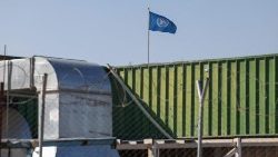 La bandiera delle Nazioni Unite sventola in cima all'ufficio dell'Agenzia delle Nazioni Unite per i rifugiati palestinesi in Cisgiordania