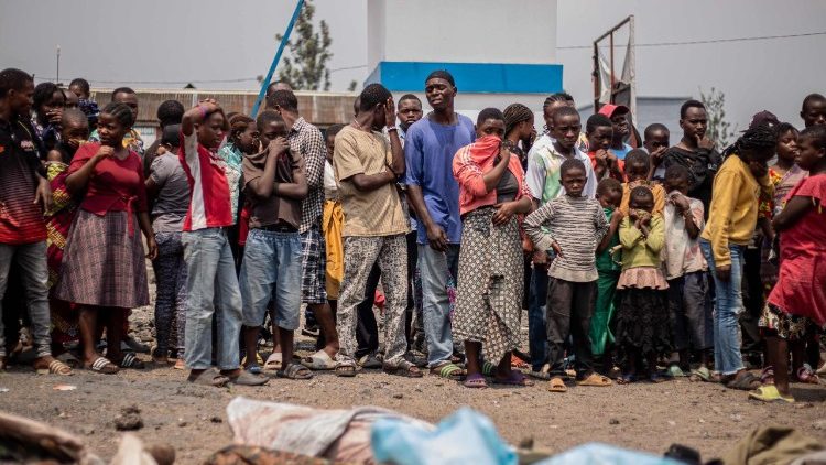 La popolazione congolese assiste alla rimozione dei corpi delle vittime delle recenti violenze perpetrate a Goma