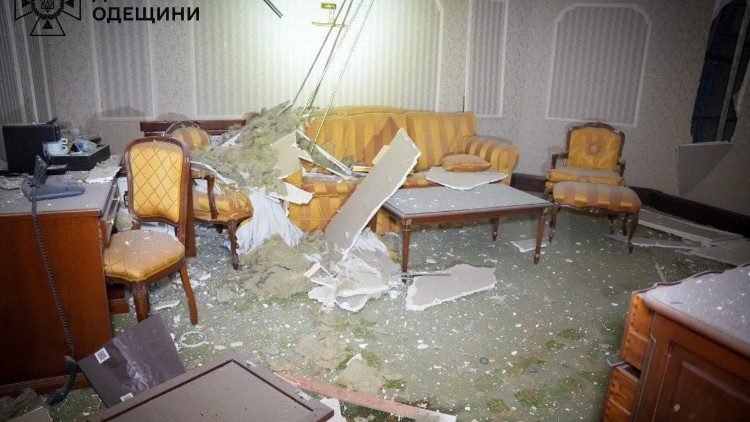 Nesta fotografia de folheto tirada e divulgada pelo Serviço de Emergência Ucraniano em 31 de janeiro de 2025, mostra danos dentro de um prédio de hotel após um ataque de míssil russo em Odesa. Um ataque de míssil russo atingiu o centro da cidade de Odesa, no sul da Ucrânia, na noite de 31 de janeiro de 2025, ferindo duas mulheres e um adolescente e danificando prédios históricos, disseram autoridades. A cidade do Mar Negro, conhecida por suas ruas pitorescas de prédios do século XIX, é regularmente alvo de ataques russos, geralmente em sua área portuária. (Photo by Handout / UKRAINIAN EMERGENCY SERVICE / AFP) 