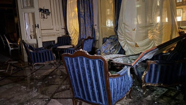  Esta fotografia de distribuição tirada em 31 de janeiro de 2025 e divulgada no canal oficial do Telegram do prefeito de Odessa, Gennadiy Trukhanov, mostra danos dentro de um prédio de hotel após um ataque de míssil russo em Odesa. Um ataque de míssil russo atingiu o centro da cidade de Odesa, no sul da Ucrânia, na noite de 31 de janeiro de 2025, ferindo duas mulheres e um adolescente e danificando prédios históricos, disseram autoridades. A cidade do Mar Negro, conhecida por suas ruas pitorescas de prédios do século XIX, é regularmente alvo de ataques russos, geralmente em sua área portuária. (Foto de Handout / Telegram/ Prefeito de Odesa, Gennadiy Trukhanov / AFP) 