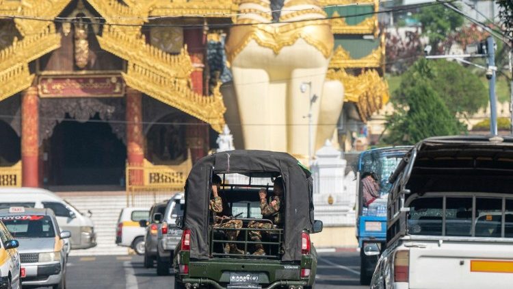 L'armée patrouille à proximité de la Shwedagon, la célèbre pagode de Rangoun, ce samedi 1er février.