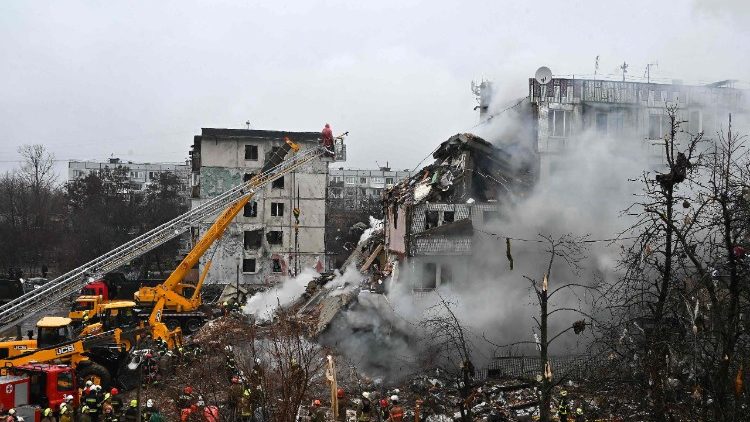 Esta fotografia mostra os destroços de um prédio residencial danificado após um ataque de míssil em Poltava, em 1º de fevereiro de 2025, em meio à invasão russa na Ucrânia. (Foto de SERGEY BOBOK / AFP)