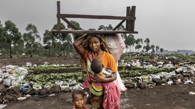 Mutter mit Kindern auf der Flucht vor Krieg