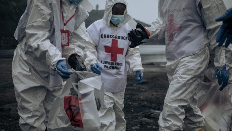 Le service de la Croix Rouge receuillant les corps des personnes tuées à Goma 