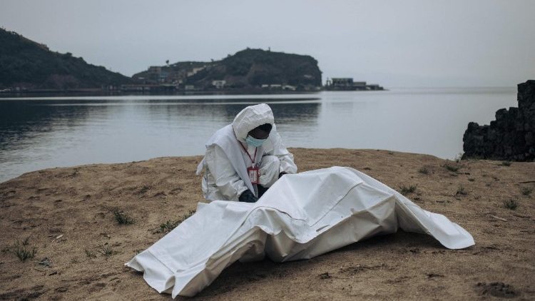 A member of the Congolese Red Cross places a tag on a body bag after collecting bodies in the port of Goma. 1 Feb 2025