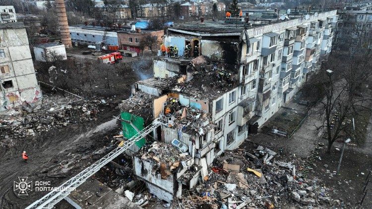 Imagem fornecida pelo Serviço Estatal de Emergência Ucraniano mostra prédio residencial atingido por ataque russo em Potlava, que matou 14 pessoas, incluindo 2 crianças. (Photo by UKrainian State Emergency Service / AFP)