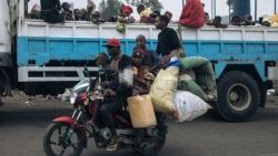 በኮንጎ በተፈጠረው ግጭት ምክንያት ሰዎች በጎማ ከተማ ያሉትን ካምፖች ለቀው ሲወጡ 
