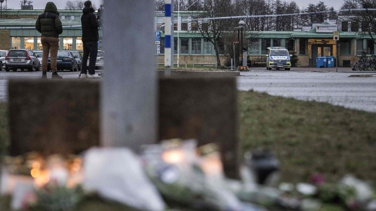 Blumen am Tatort in Örebro