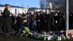 Švédský král Karl Gustav a královna Silvia na pamětním místě obětí Risbergska School v Orebro