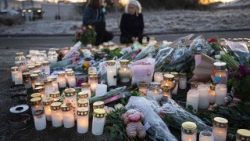 Цветя и свещи на мястото на трагедията
