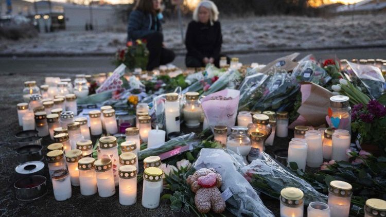 Цветя и свещи на мястото на трагедията