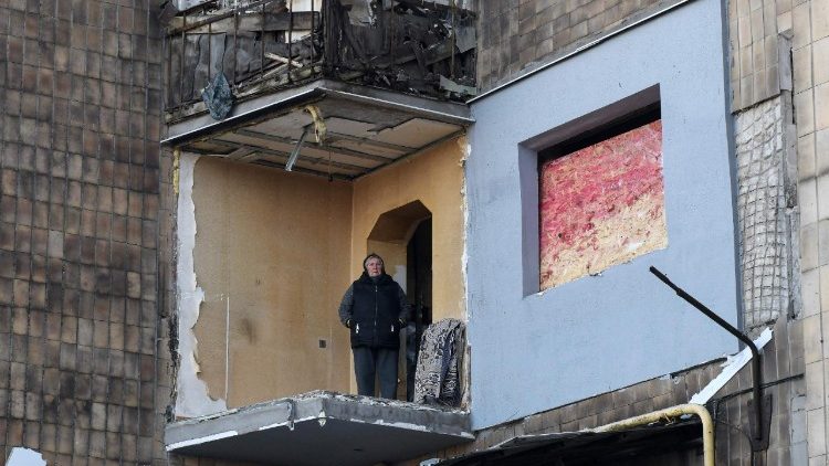 Um morador local fica na sacada destruída de um apartamento em um prédio residencial danificado após um ataque com mísseis na cidade ucraniana de Makiivka, controlada pela Rússia, na região de Donetsk, em 9 de fevereiro de 2025, em meio ao conflito russo-ucraniano em andamento. (Foto de STRINGER / AFP)