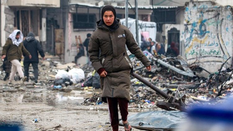 Sfollati palestinesi tra le macerie di Gaza