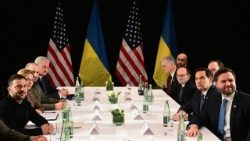 Il vicepresidente Usa Vance  e il presidente ucraino Zelensky  a margine della Conferenza sulla sicurezza a Monaco in Germania 
