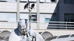 Statyn av Johannes Paulus II vid sjukhusets huvudingång 