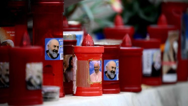  Velas do lado de fora do hospital Gemelli, onde o Papa Francisco está internado para exames e tratamento de bronquite em Roma.