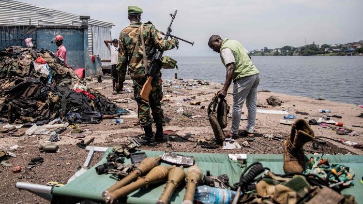 Un membre du M23 contrôlent une inspection de matériel militaire abandonné par les FARDC à Goma, le 18 février dernier.
