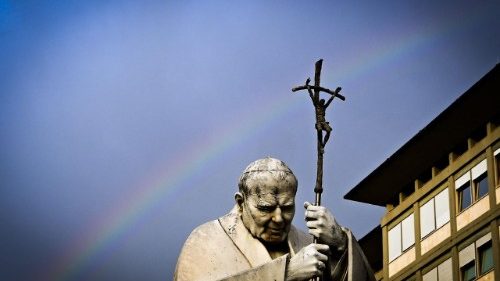 Sveti oče ima pljučnico, noč bila mirna