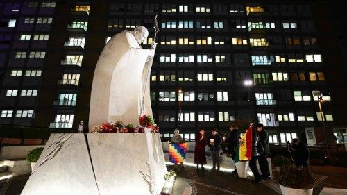 Papa ima bilateralnu upalu pluća; stanje i dalje kompleksno