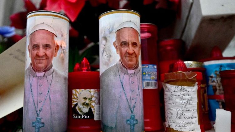 البابا تلقى العديد من رسائل التضامن المرفقة بالصلوات على نية شفائه العاجل