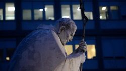 Statuia sfântului Ioan Paul al II-lea, aflată în curtea Spitalului "A. Gemelli", din Roma (detaliu)