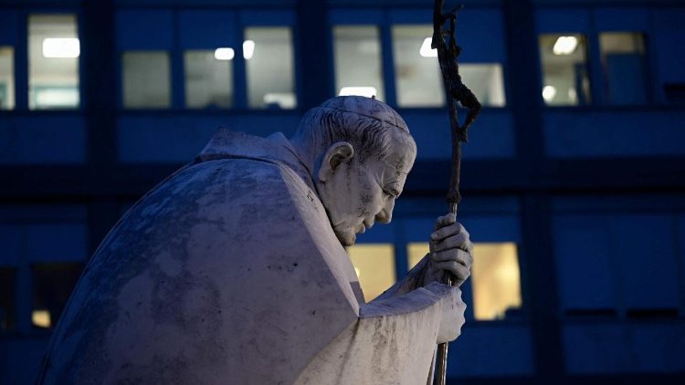 Statuia sfântului Ioan Paul al II-lea, aflată în curtea Spitalului "A. Gemelli", din Roma (detaliu)