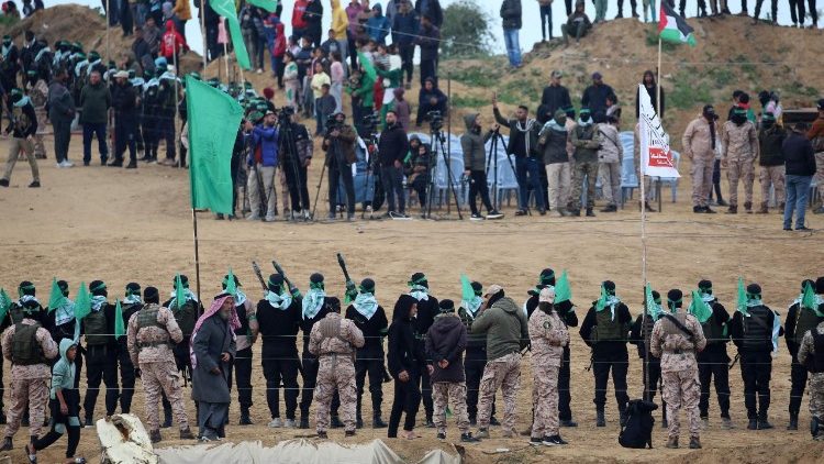 La multitud en Khan Yunis para la devolución de los cuerpos de los rehenes israelíes