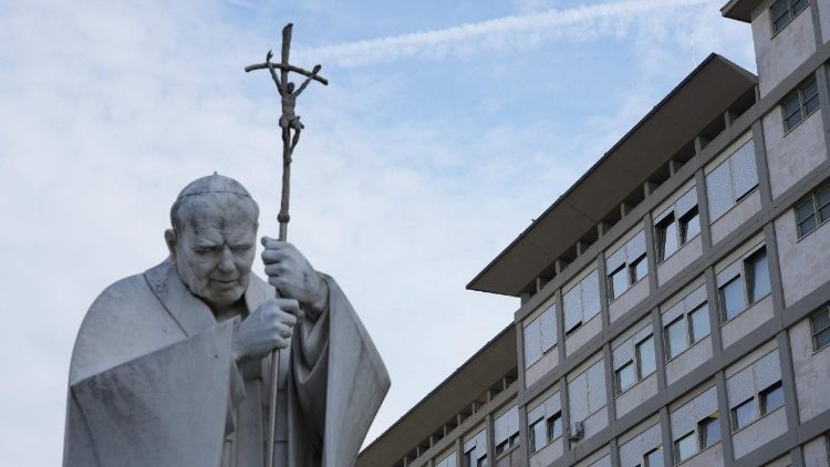 Помнік святому Яну Паўлу ІІ перад клінікай Джэмэлі