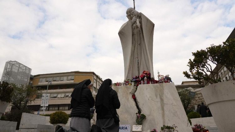 ഫ്രാൻസീസ് പാപ്പായ്ക്കു വേണ്ടി പ്രാർത്ഥനാനിമഗ്നരായി, ജെമേല്ലി ആശുപത്രിക്കു മുന്നിൽ, 20/02/25