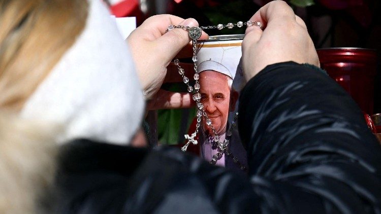 Diante do Hospital Gemelli, preces pelo Papa Francisco