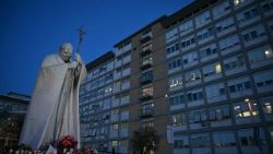 Vor dem Gemelli-Krankenhaus