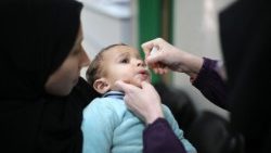 പാലസ്തീന പ്രദേശത്തെ ഒരു കുട്ടിക്ക് പോളിയോ പ്രതിരോധമരുന്ന് നൽകുന്നു