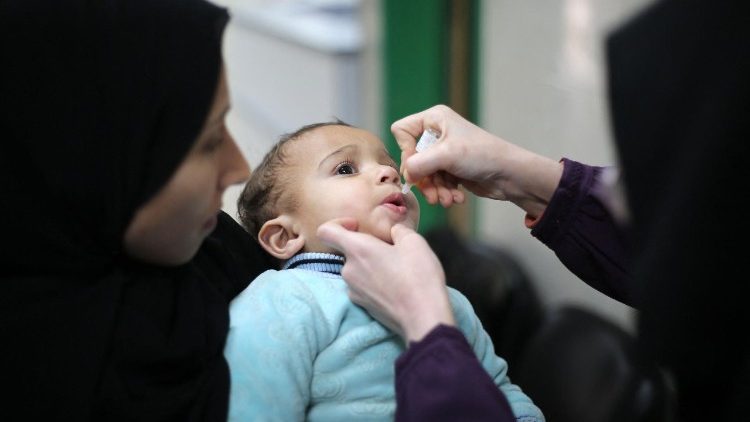 പാലസ്തീന പ്രദേശത്തെ ഒരു കുട്ടിക്ക് പോളിയോ പ്രതിരോധമരുന്ന് നൽകുന്നു