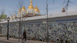 Le mur du souvenir des morts pour l'Ukraine, mémorial aux militaires ukrainiens, à Kiev, le 23 février 2025. 