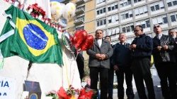 Sacerdotes brasileiros rezam junto à estátua de João Paulo II em frente ao hospital Gemelli, em 23 de fevereiro de 2025