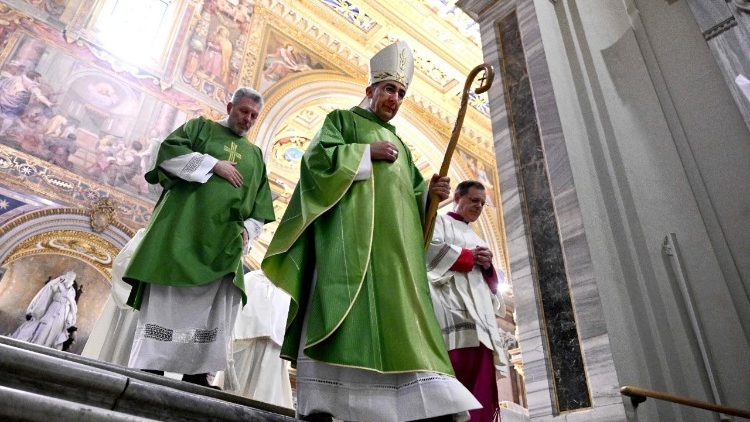 Кардынал Бальтасарэ Рэйна ў базіліцы святога Яна на Латэране