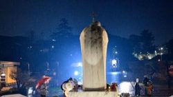 Fiéis em oração pelo Papa no Hospital Gemelli