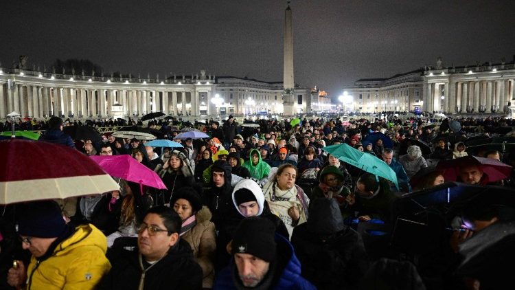 संत पेत्रुस महागिरजाघर के प्राँगण में पोप फ्राँसिस के लिए प्रार्थना करते लोग