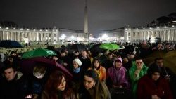 വത്തിക്കാനിൽ വിശുദ്ധ പത്രോസിൻറെ ബസിലിക്കയുടെ അങ്കണത്തിൽ വിശ്വാസികൾ ഫ്രാൻസീസ് പാപ്പായുടെ രോഗ വിമുക്തിക്കായി ജപമാല ചൊല്ലുന്നു, 24/02/25