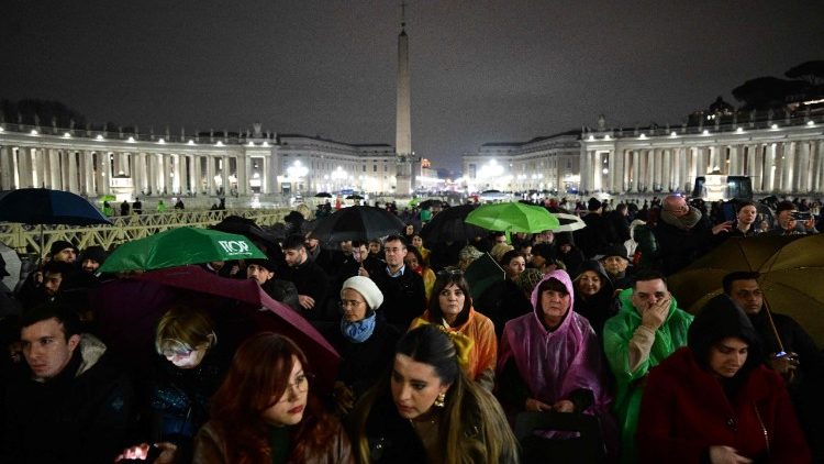 വത്തിക്കാനിൽ വിശുദ്ധ പത്രോസിൻറെ ബസിലിക്കയുടെ അങ്കണത്തിൽ വിശ്വാസികൾ ഫ്രാൻസീസ് പാപ്പായുടെ രോഗ വിമുക്തിക്കായി ജപമാല ചൊല്ലുന്നു, 24/02/25