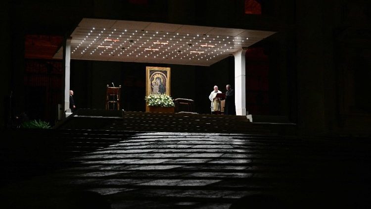 Parolin bíboros vezette az imádságot 