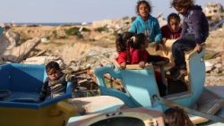 Barn leker i flyktinglägret Jabalia i Gaza
