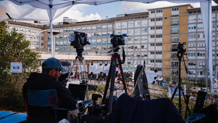 Các máy quay phim của giới truyền thông được đặt sẵn tại bệnh viện Gemelli