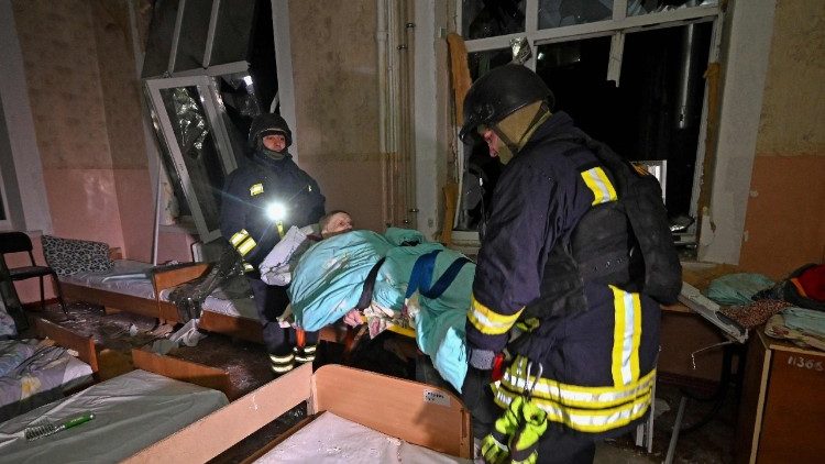 Equipes de resgate ucranianas evacuam um homem de um hospital após um ataque de drone em Kharkiv na manhã de 1º de março de 2025, em meio à invasão russa da Ucrânia. (Foto de SERGEY BOBOK / AFP)