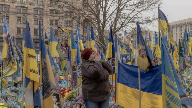 Tetiana chora  enquanto presta homenagem no dia do aniversário de seu filho Sergiy Voityshyn, que foi morto em 2024 lutando contra tropas russas na região de Donetsk, em um memorial improvisado para os combatentes ucranianos e estrangeiros caídos na Praça da Independência em Kiev em 1º de março de 2025, em meio à invasão russa da Ucrânia. O presidente da Ucrânia, Volodymyr Zelensky, em 28 de fevereiro de 2025, disse ao presidente dos EUA, Donald Trump, que não deveria haver "nenhum compromisso" com o presidente russo Vladimir Putin enquanto as partes negociam para encerrar a guerra após a invasão de Moscou. (Foto de Roman PILIPEY / AFP)