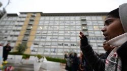 Ima a Szentatyáért a Gemelli-klinika udvarán 