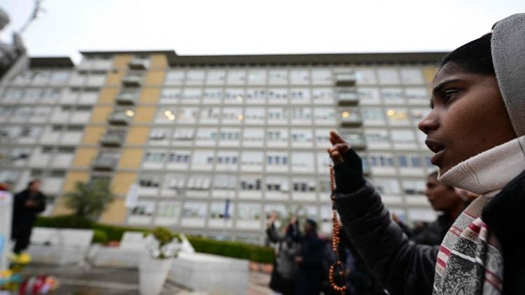 Ima a Szentatyáért a Gemelli-klinika udvarán 