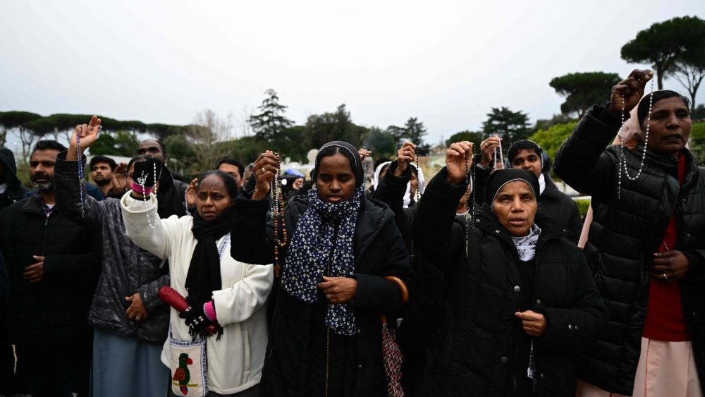 திருத்தந்தைக்காக செபிக்கும் தமிழ் மக்கள்