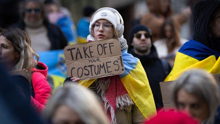 Manifestantes se reúnem no centro da cidade para mostrar seu apoio à Ucrânia em 02 de março de 2025 em Chicago, Illinois. Apoiadores da Ucrânia se juntaram à manifestação e marcharam pelo centro da cidade expressando indignação após a recepção do presidente ucraniano Volodymyr Zelensky pelo presidente dos EUA, Donald Trump, e pelo vice-presidente JD Vance no Salão Oval na sexta-feira. Scott Olson/Getty Images/AFP (Foto de SCOTT OLSON / GETTY IMAGES NORTH AMERICA / Getty Images via AFP)