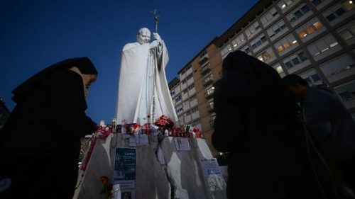 Papež v nemocnici: dvě epizody akutního respiračního selhání